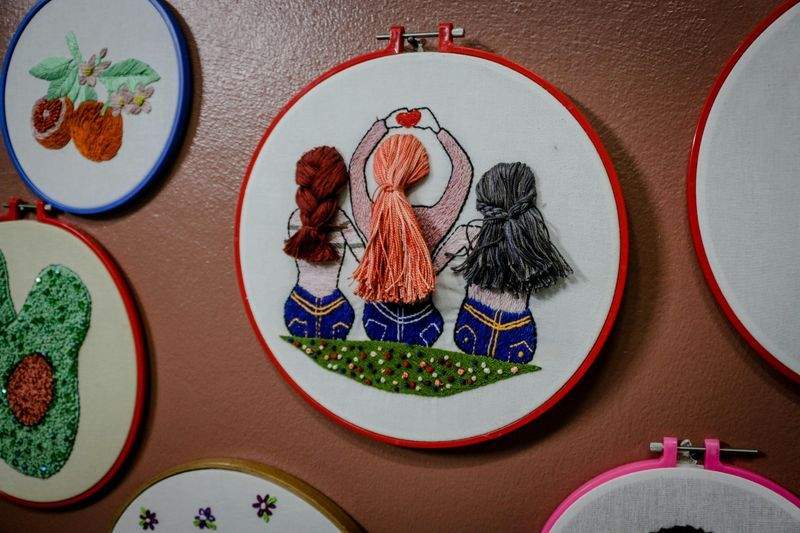 企業ロゴ刺繍でつくる、統一感のあるユニフォーム